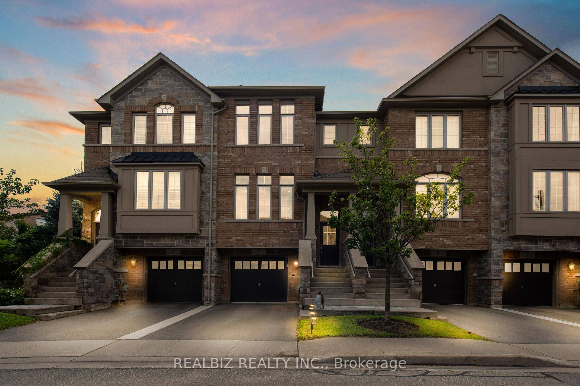 Nestled in a private enclave of only 37 Townhomes in sought after Streetsville neighborhood Top ranked VISTA HEIGHTS SCHOOL DISTRICT.