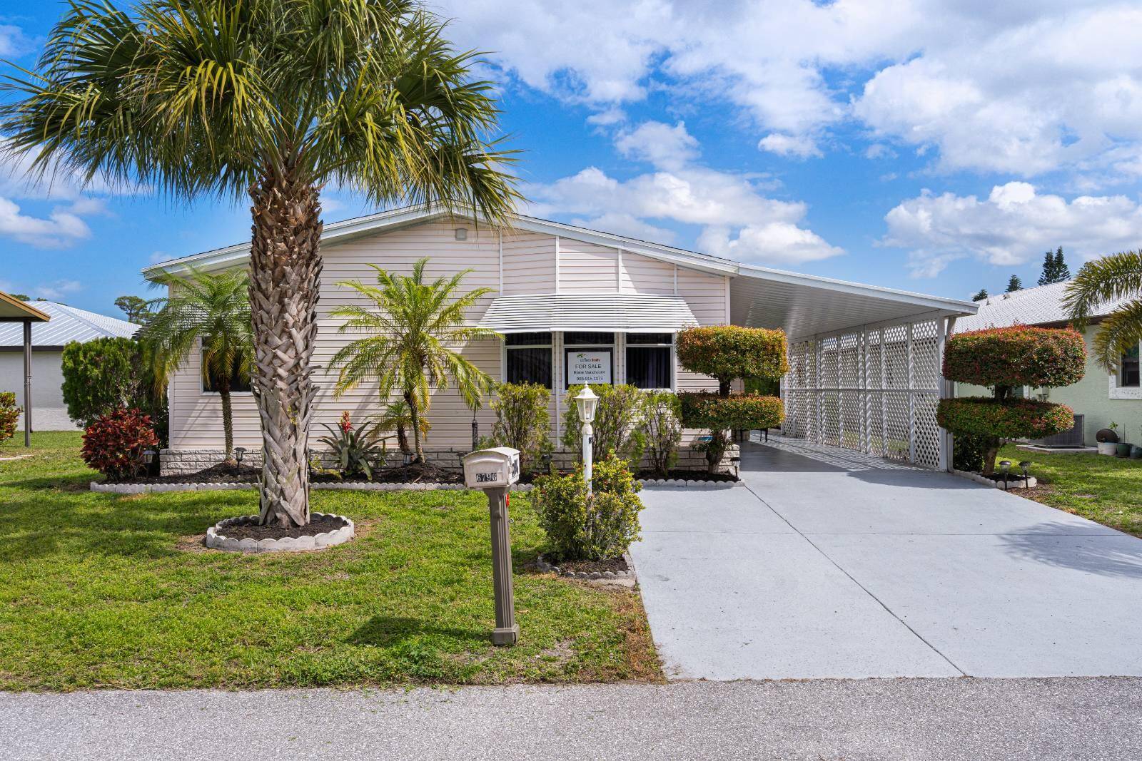 Move in ready 3 2 home in A 55 community on the lake on Pet lotThis is a beautiful 3 2 home clean and ready to move in, large Livingroom ...