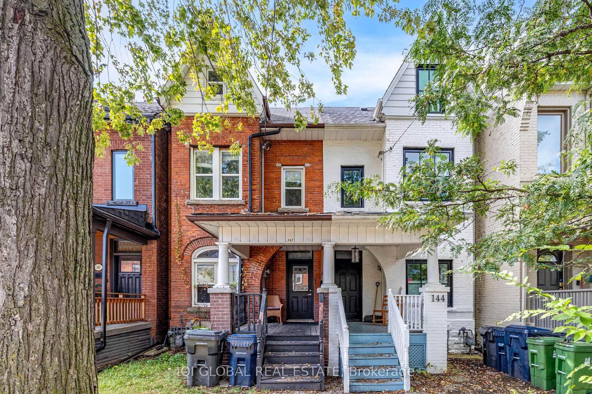 Bright amp ; Modern 2 Bedroom Apartment in Little Italy Steps to Trinity Bellwoods ParkLive in the heart of one of Torontos most vibrant and beloved neighborhoods !