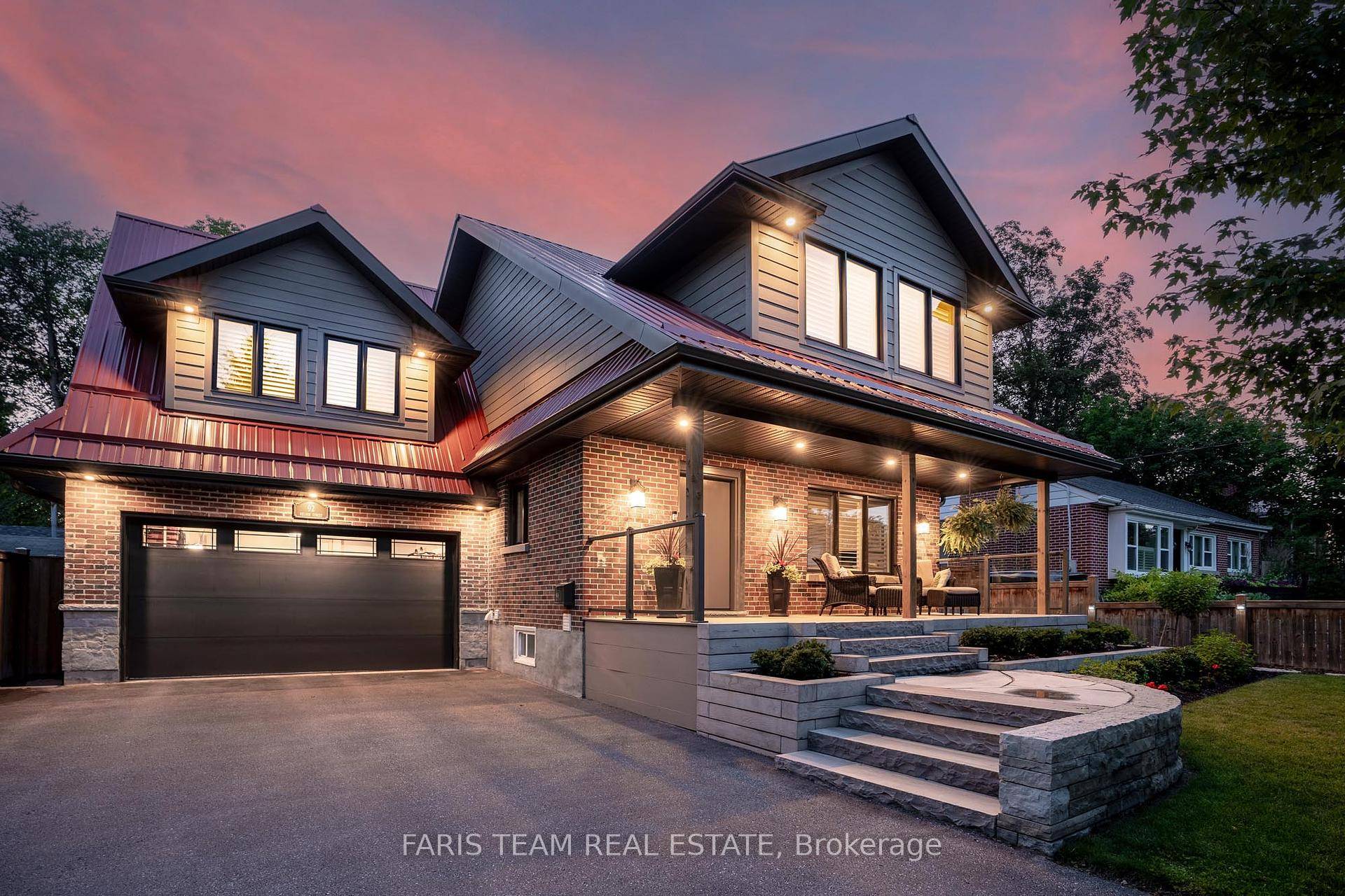 Top 5 Reasons You Will Love This Home 1 Dream home situated in one of Barrie's most desirable neighbourhoods, just a short walk to Kempenfelt Bay and the downtown core, ...