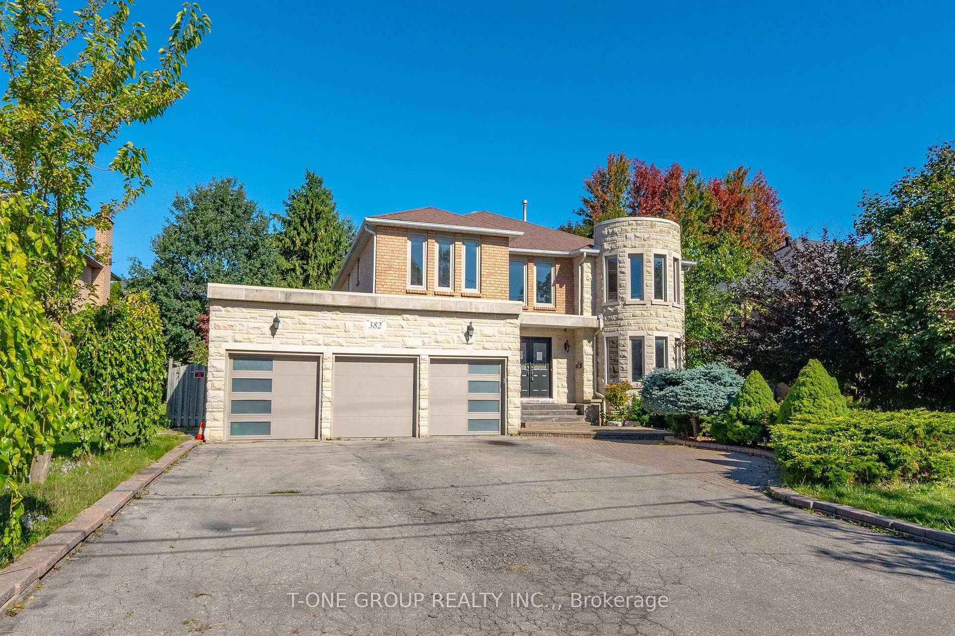Your Dream Home Awaits ! Luxury Living at Its FinestWelcome to this Absolutely Spectacular Executive Home in the heart of Richmond Hill !