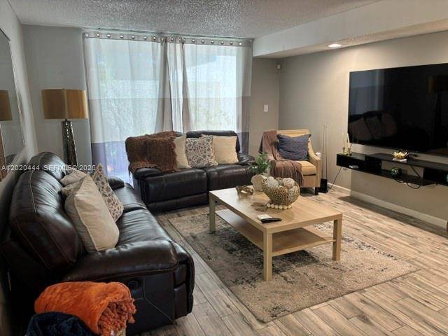 BRIGHT AND AIRY 3 BEDROOMS AND 2.