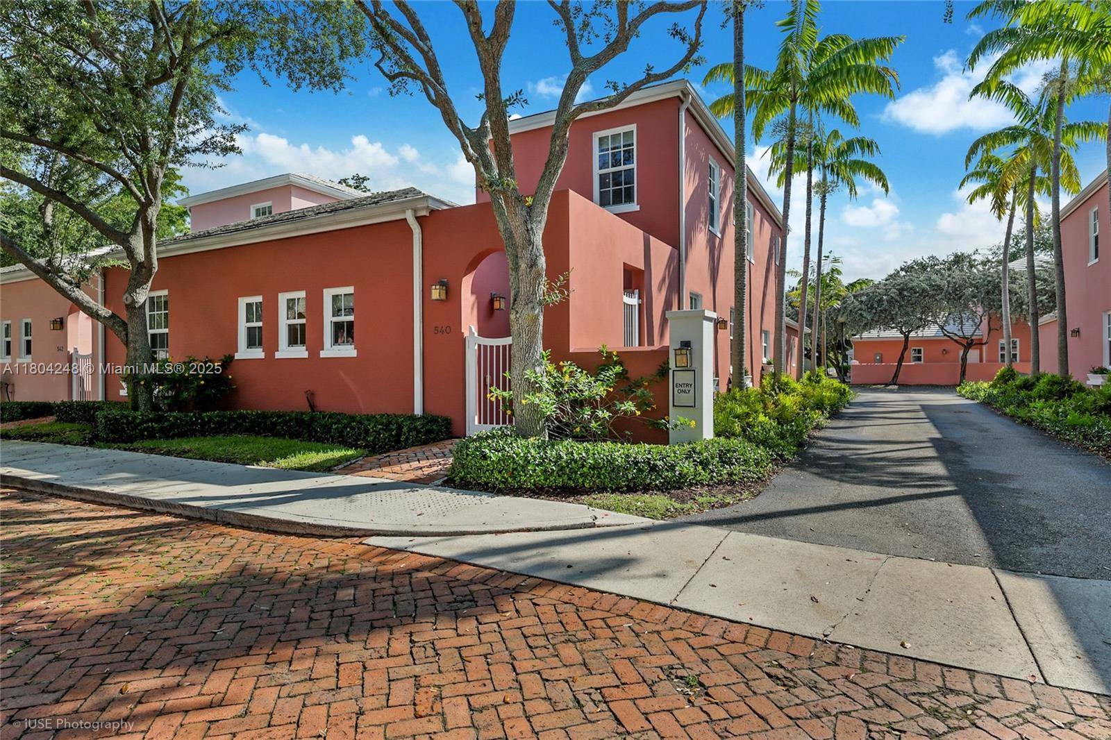 Charming Townhome within Bermuda Village in Coral Gables, built in 2007, impact hurricane windows, 10 ft.