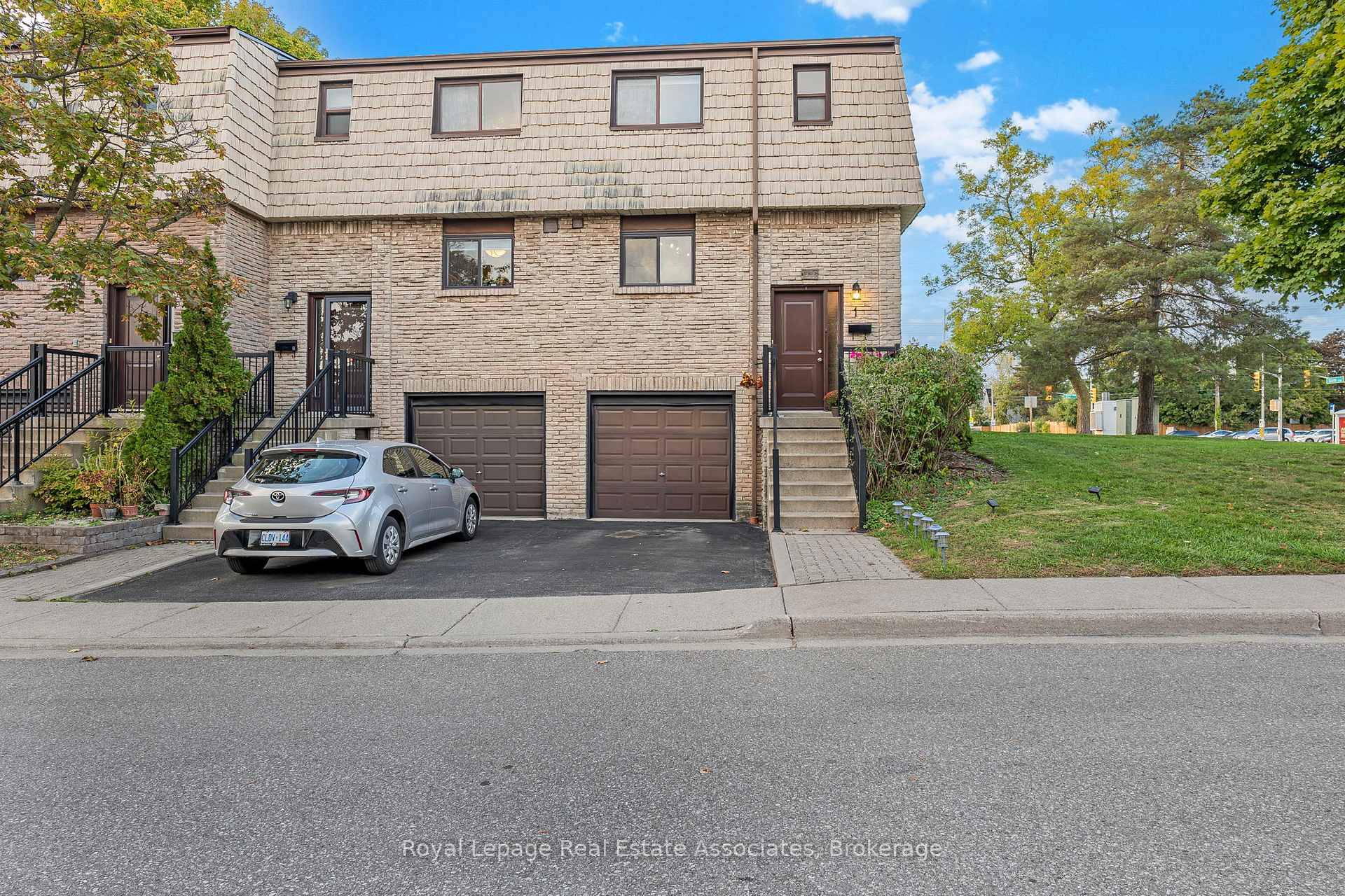 Experience refined living in this elegant 3 bedroom, 2 bathroom end unit townhouse in Oakville's highly sought after College Park community.