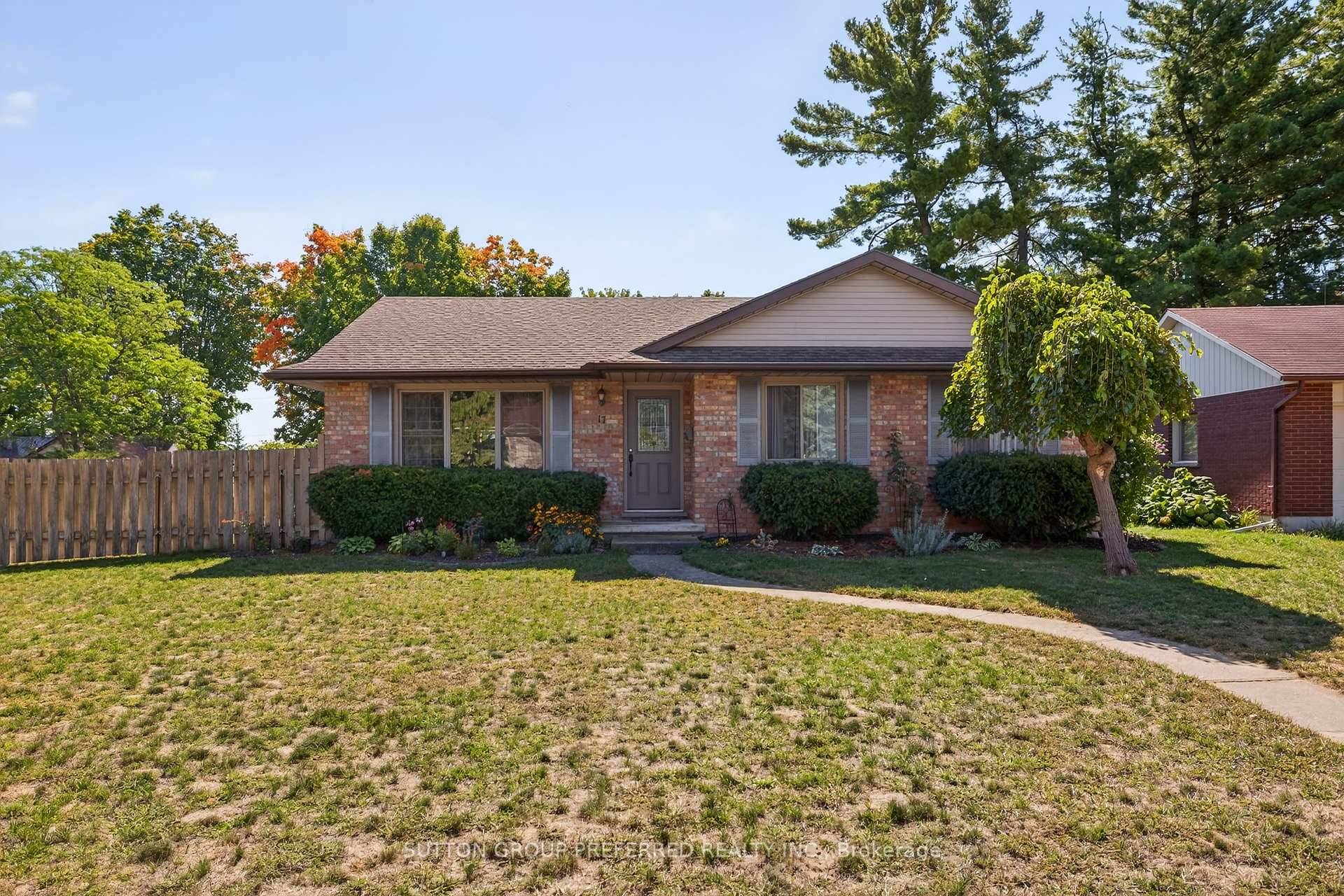 Welcome to 17 Clear Valley, this charming bungalow with 3 bedrooms and 2 bathrooms, located in one of its desirable neighborhoods.