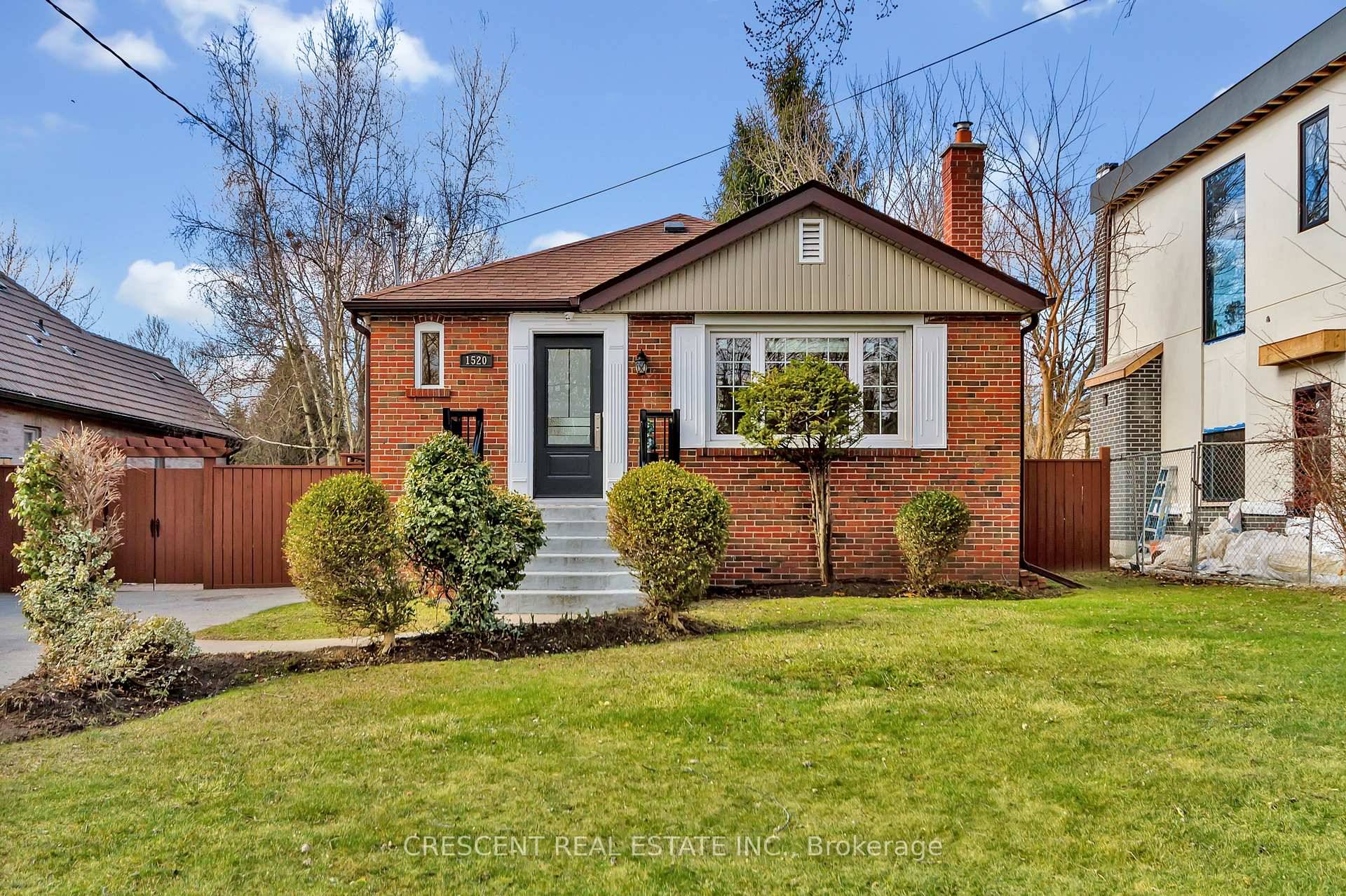 60' X 140' lot in the prestigious Mineola East, this property offers endless possibilities for end users and builders alike.
