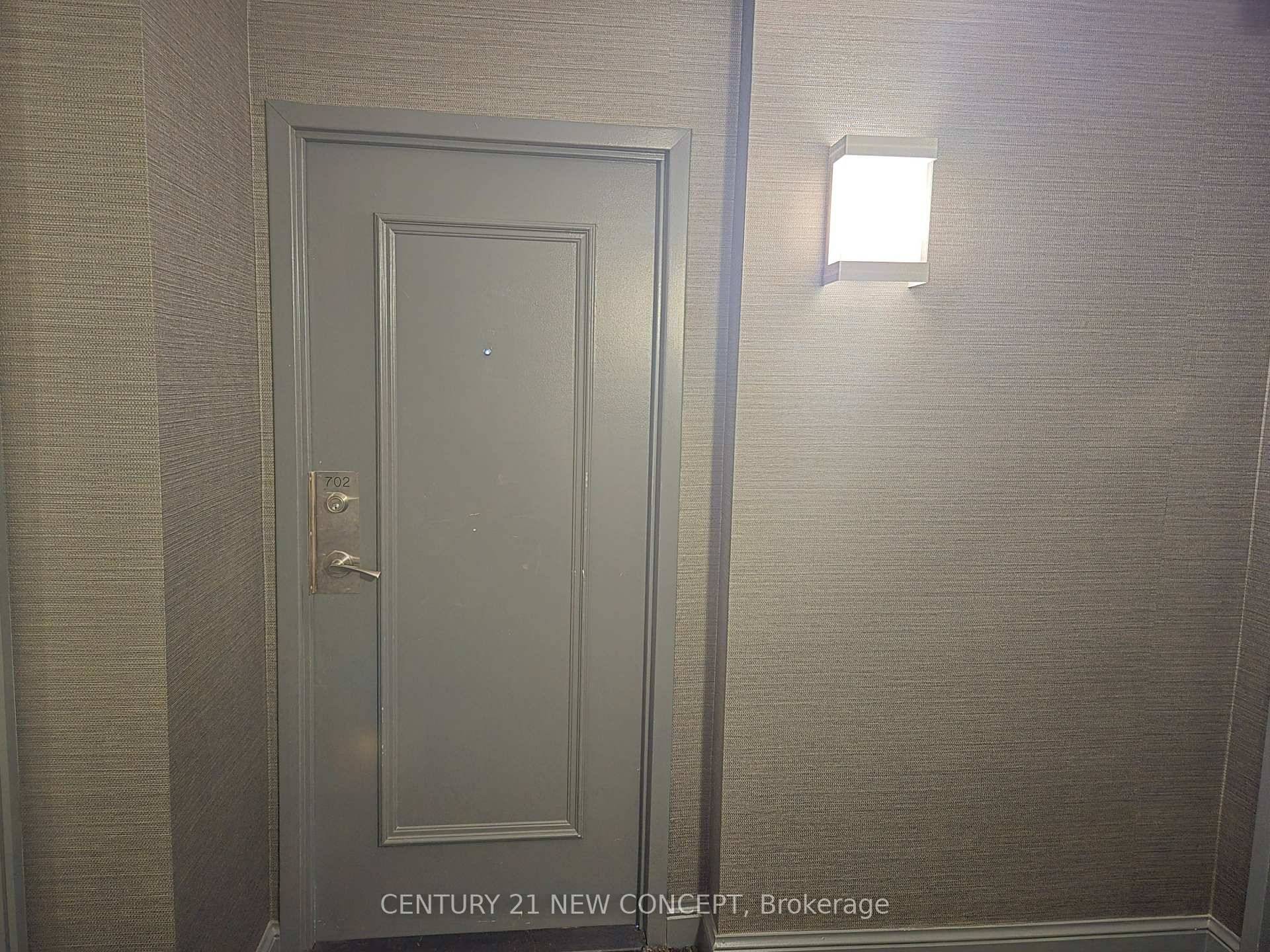 Lovely Sun Filled Corner Unit With Gorgeous Panoramic Views Of The Lake And Toronto Skyline.