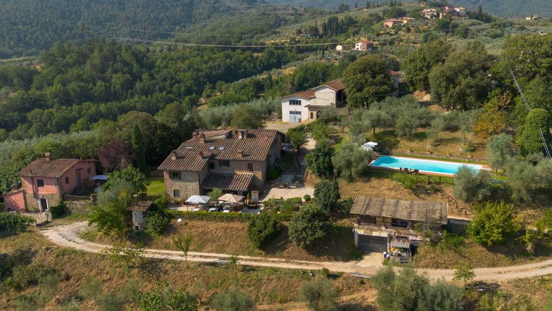 A prestigious 6-hectare estate with a vineyard, olive grove, swimming pool, restaurant and apartments, nestled in the hills between Arezzo and Siena.