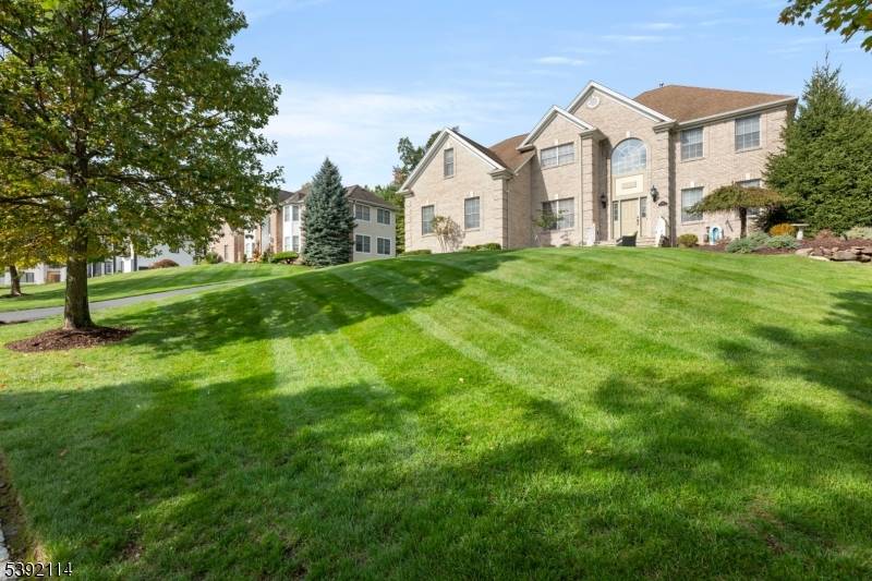 Welcome to this spacious and well maintained 6 bedroom, 3.