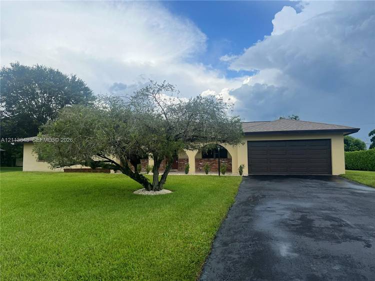 BEAUTIFUL RANCH STYLE HOME ON ALMOST ONE ACRE !