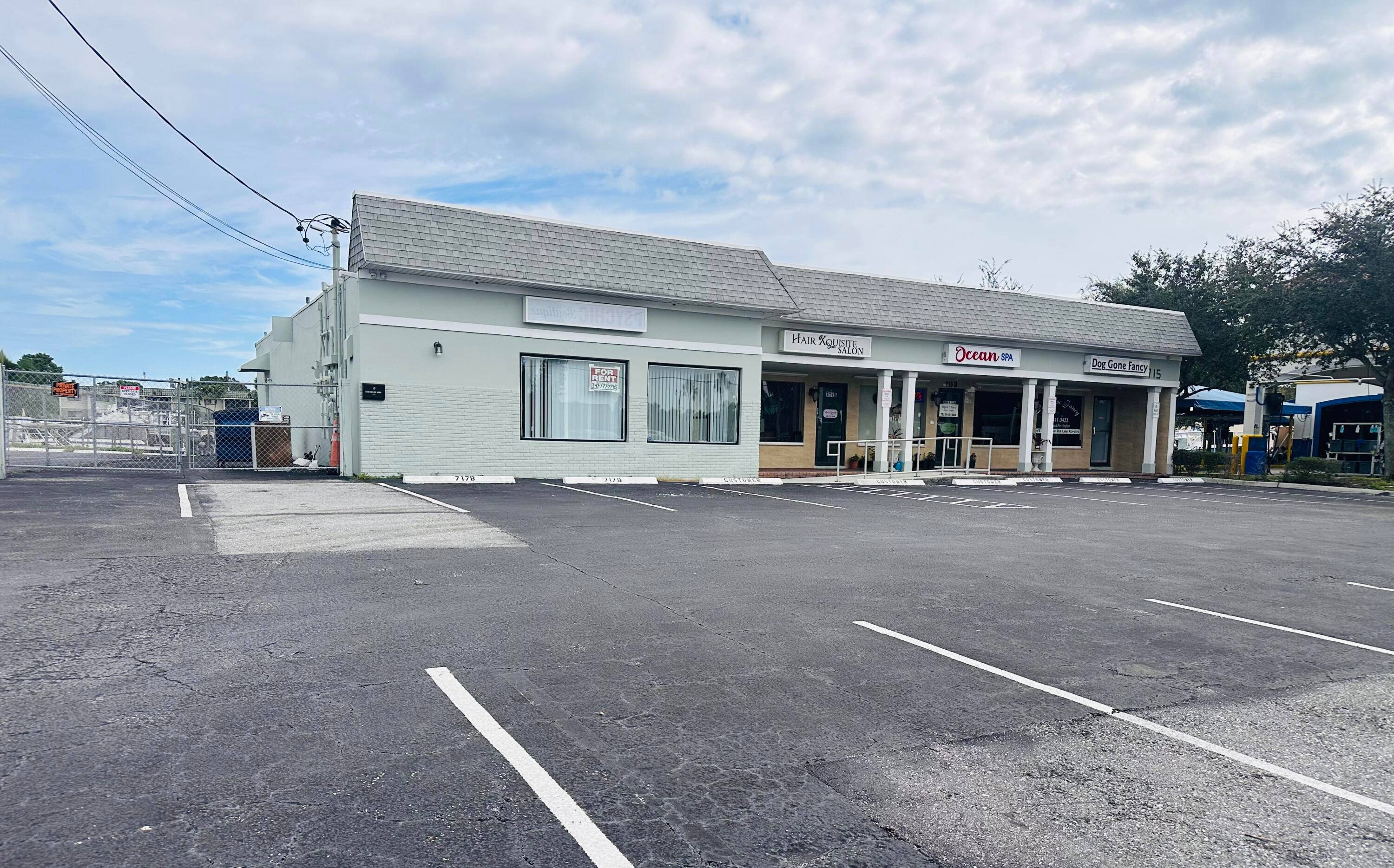 Prime Commercial Space Stunning Waterfront For LeasePrime Commercial Corner Unit Space Available for Lease at 717 Northlake Blvd Unlock your business potential in this strategically located commercial space on Northlake ...