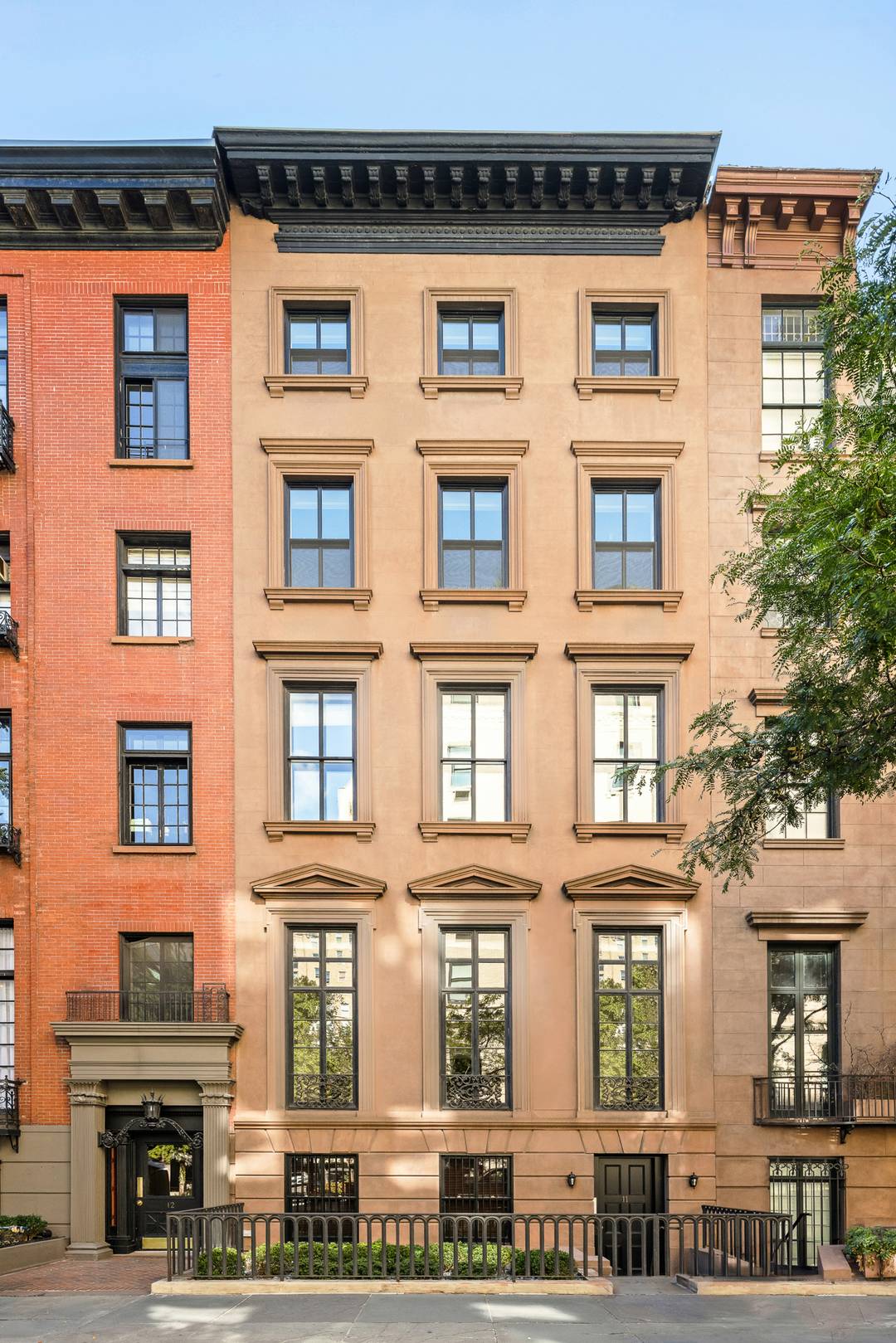 11 Gramercy Park South Built in 1885 and embodying the style and sophistication the neighborhood is known for, the townhouse at 11 Gramercy Park South is a five story, 27 ...