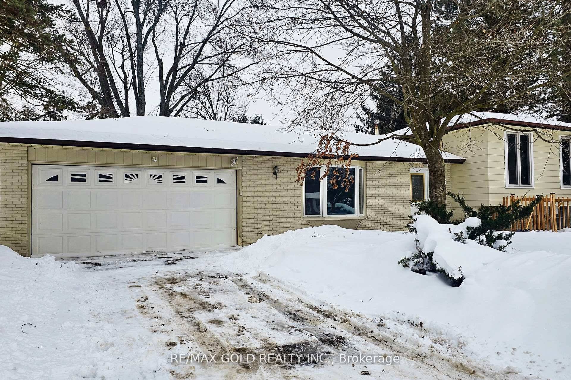South Barrie. Popular court location boasting a beautiful large lot On Cul D Sac !