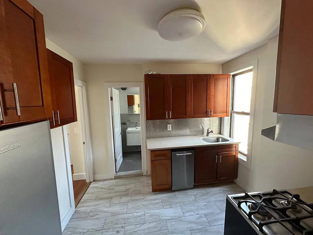 Find your ideal retreat just steps away from the Montrose Ave L train station.