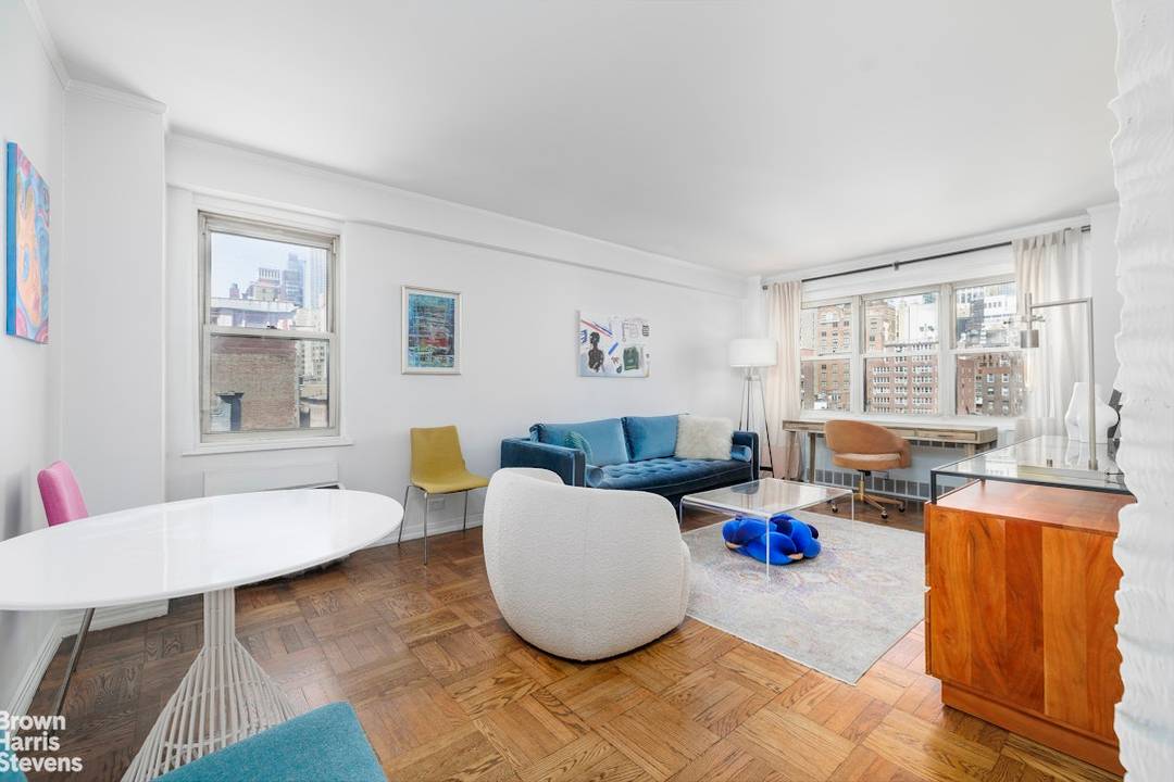 CORNER LIGHT, SKYLINE DRAMA A MURRAY HILL MASTERPIECE Glide from the elevator into a quiet corridor, and then, arrival !