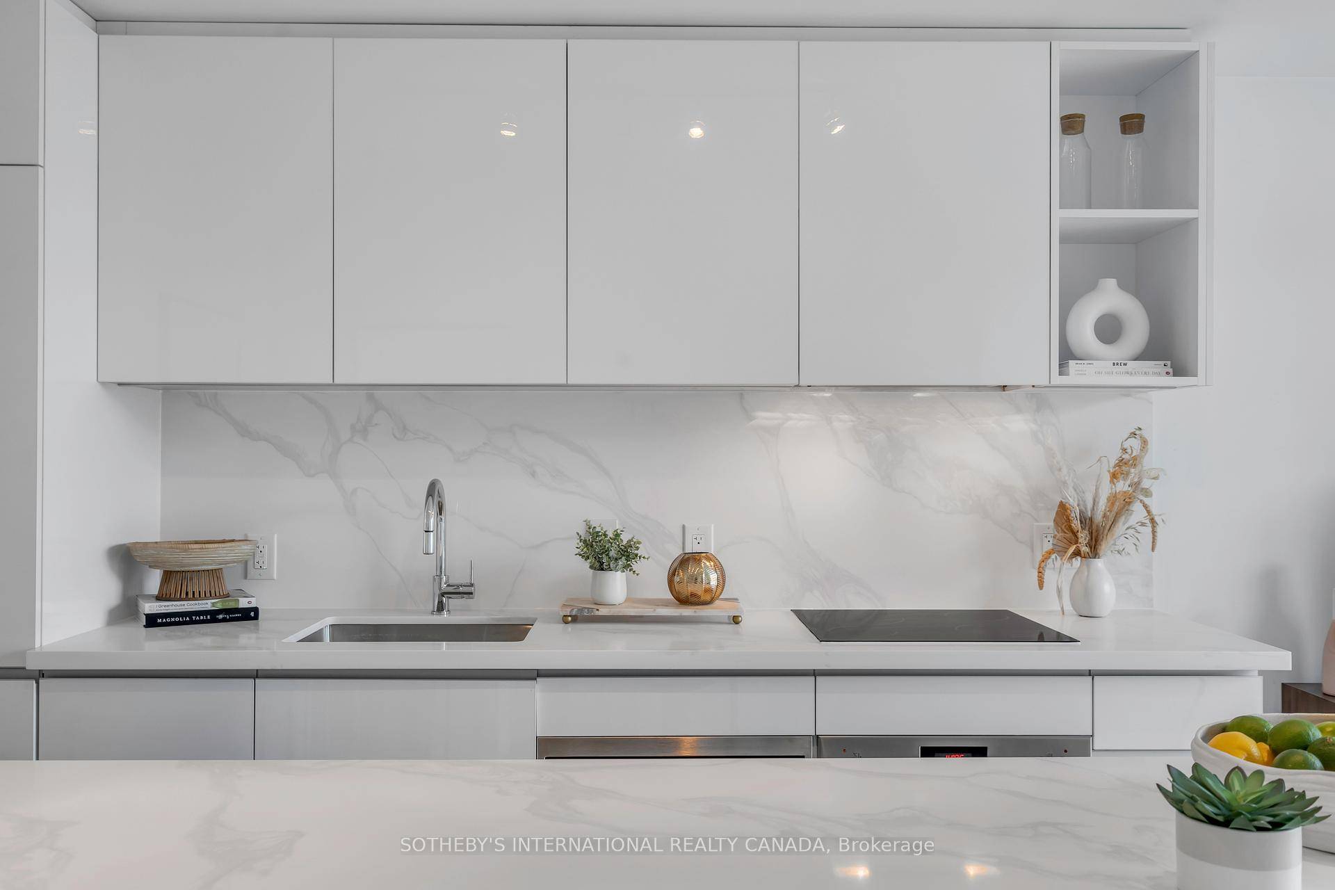 Beautiful and bright one bedroom plus den with two bathrooms perfectly located within a boutique building in the quiet residential community of Casa Loma and the Annex.
