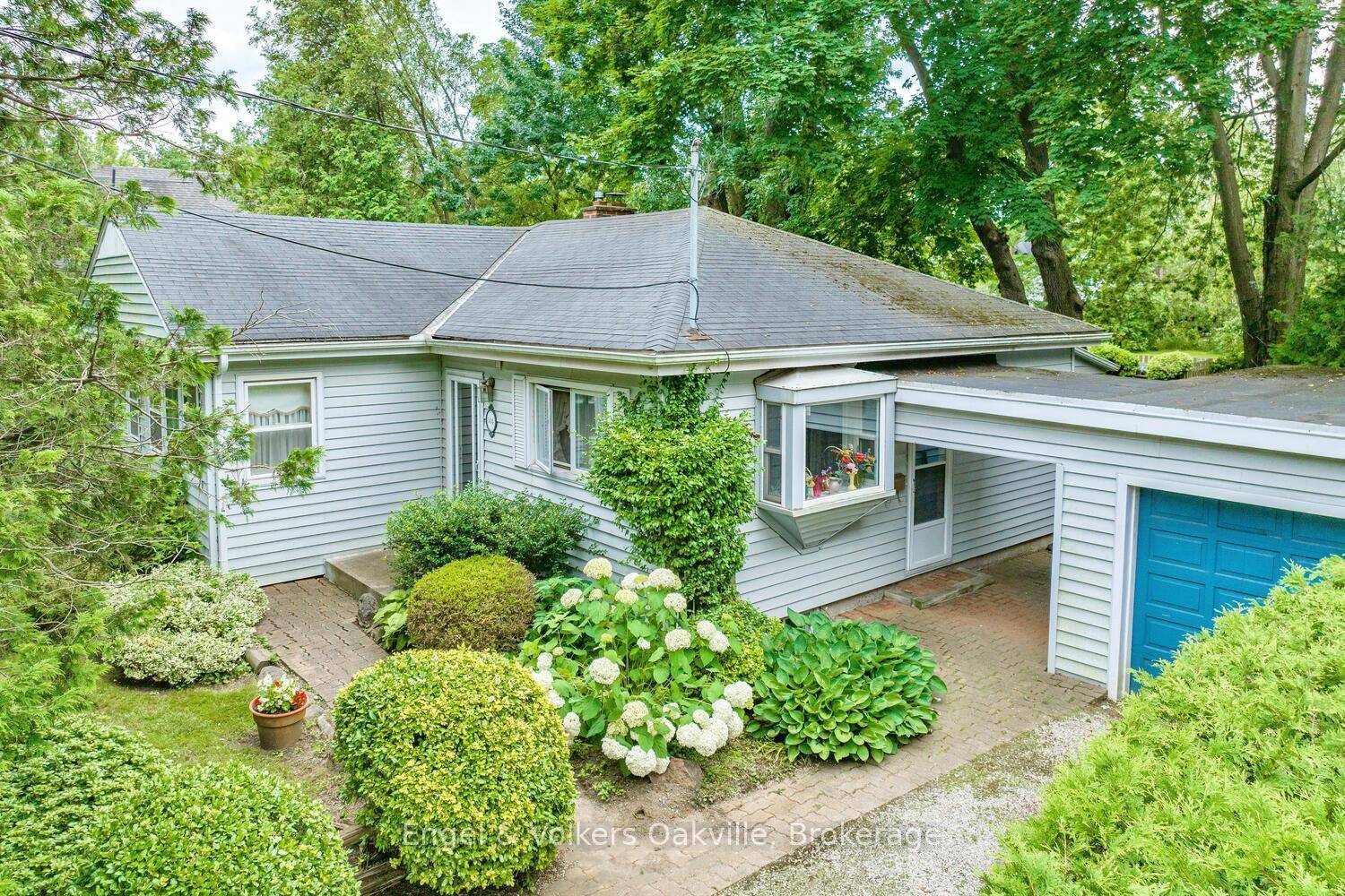 Welcome to this exceptional property ideally situated in the heart of Oakville's prestigious Eastlake neighbourhood.