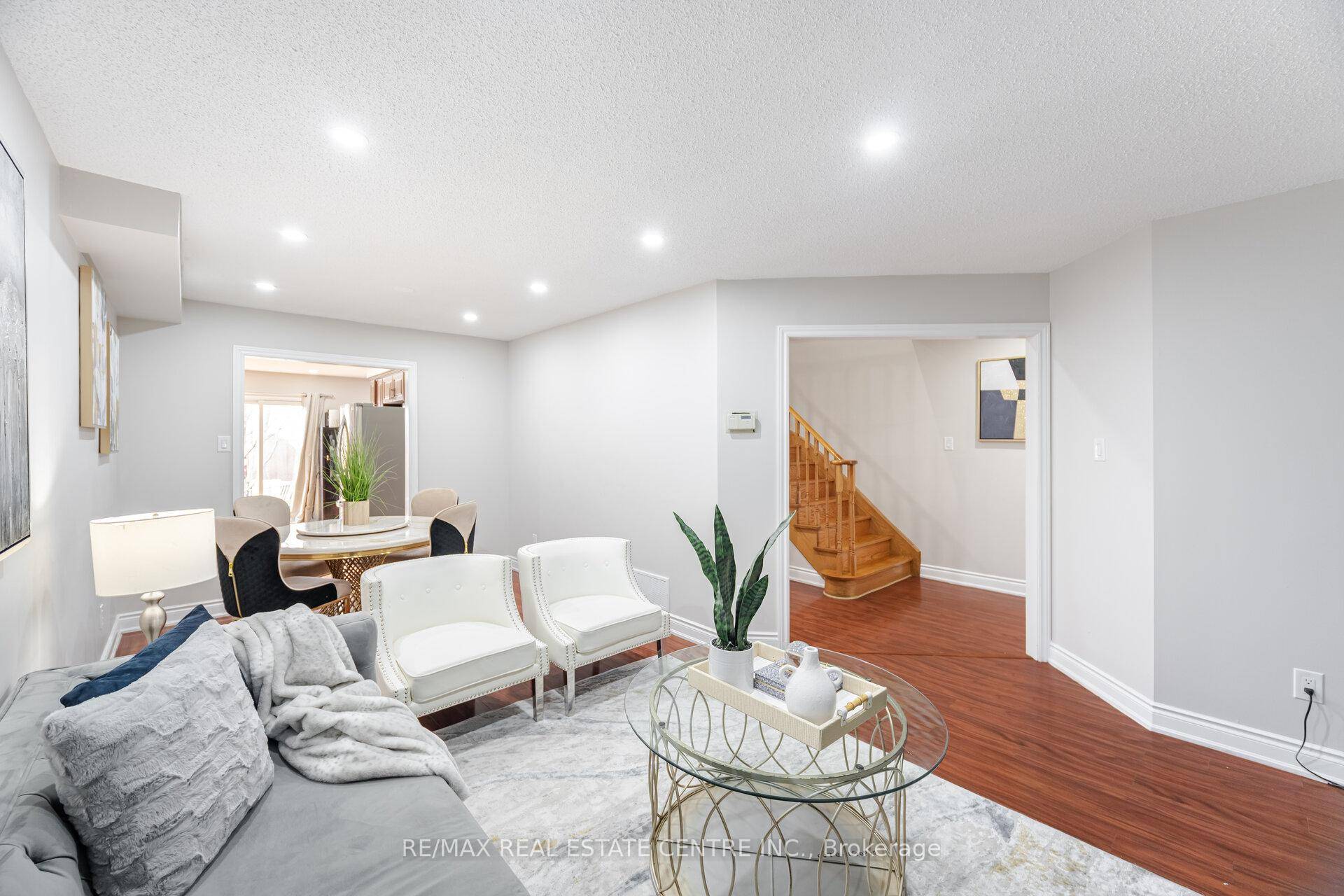 Welcome to 27 Woodsend Run, the fully updated and well maintained 3 bed 3 bath double car garage townhouse, Offering Living And Dining Com B, separate Family room, family size ...