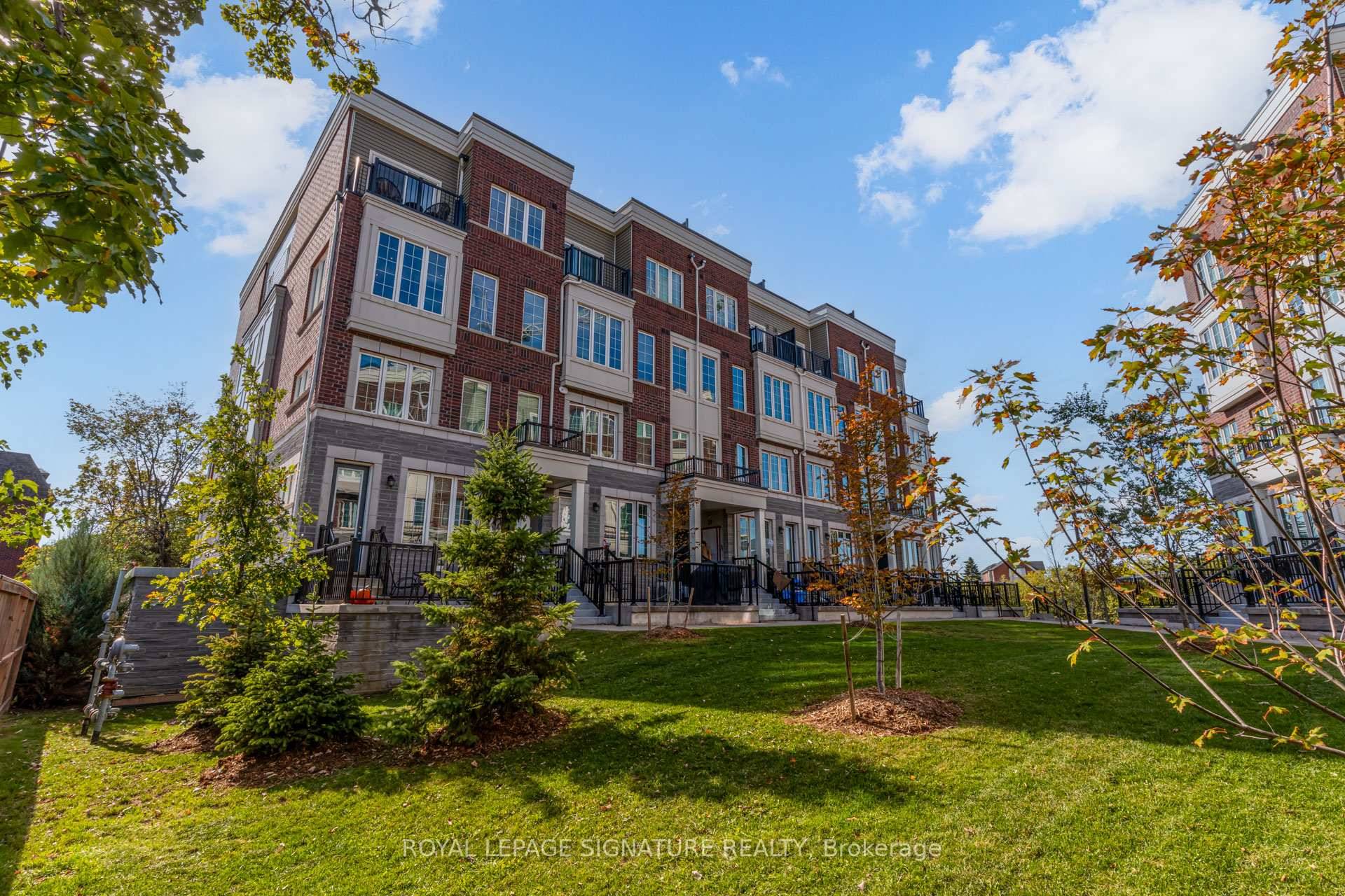 Come home to this rarely available, light filled end unit townhouse in Oakville's family friendly River Oaks community.