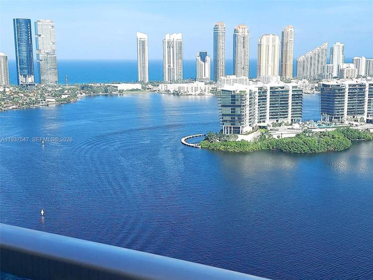GORGEOUS AMAZING PENTHOUSE on the 31st FLOOR 3 BEDROOM DEN OFFICE, 3.