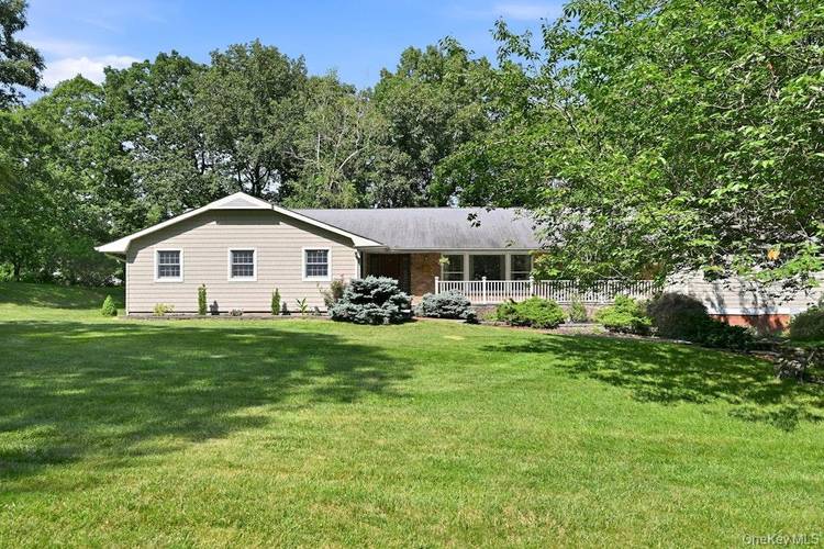 Welcome to this spacious and beautifully maintained 6 bedroom, 2.