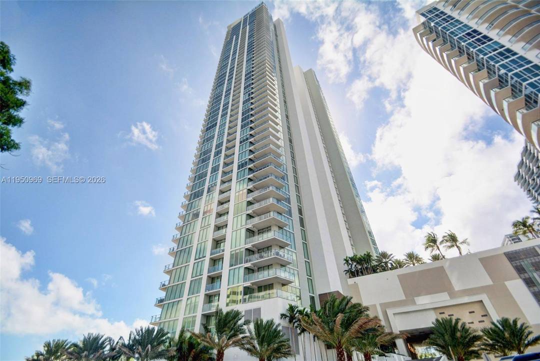 Modern Luxury and Bayfront Living at Biscayne Beach !