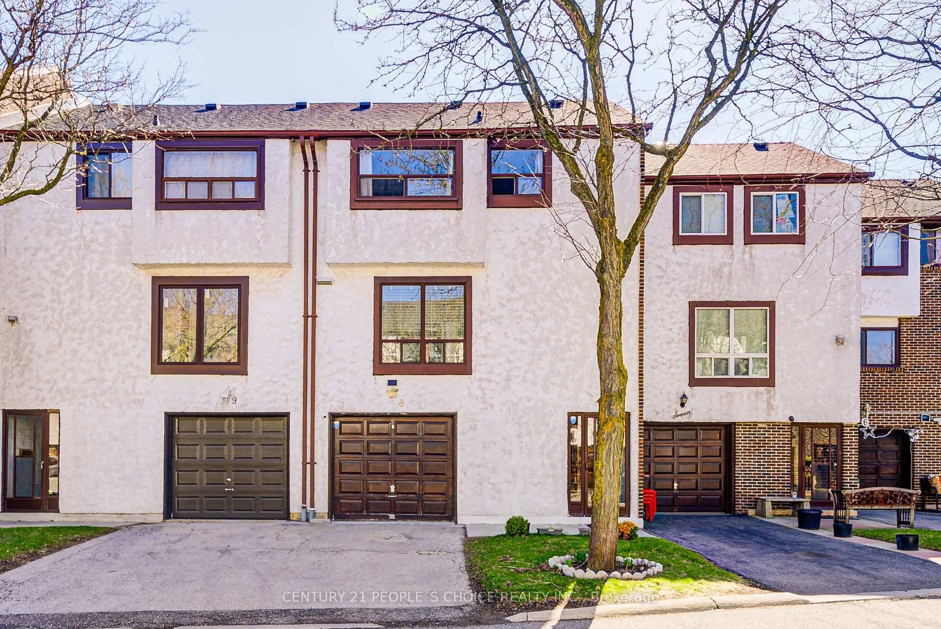Beautiful 4 Bedroom Townhouse with Finished Basement Unit Prime Location !
