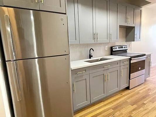 Welcome to 30 Lefferts ! This beautiful 3 Bedroom 1.
