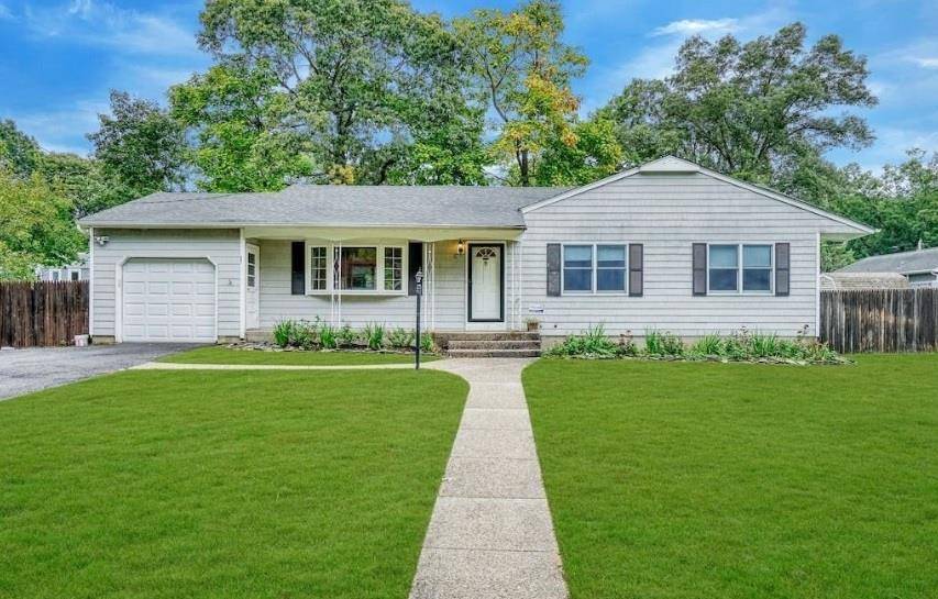 5 Bed, 2. 5 Bath Ranch on a quiet cul de sac in Middle Country School District.
