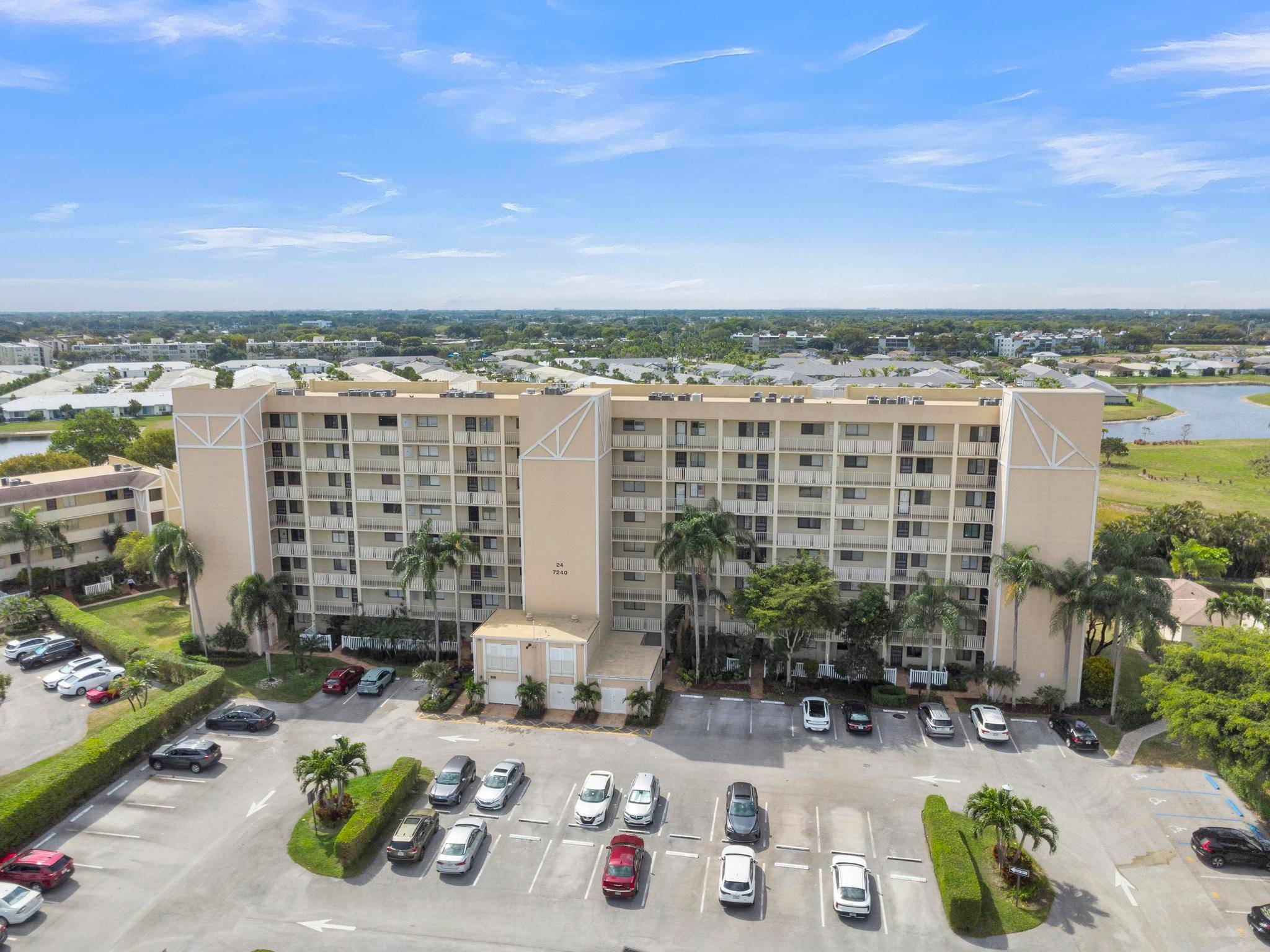 GREAT 1ST FLOOR CONDO ! !