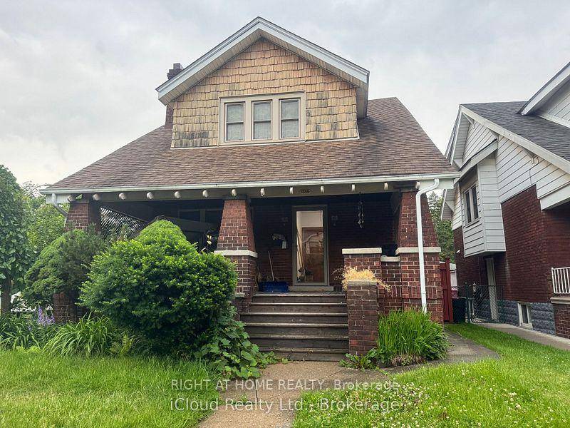 3 Bed room unit. Located in a lively neighbourhood.