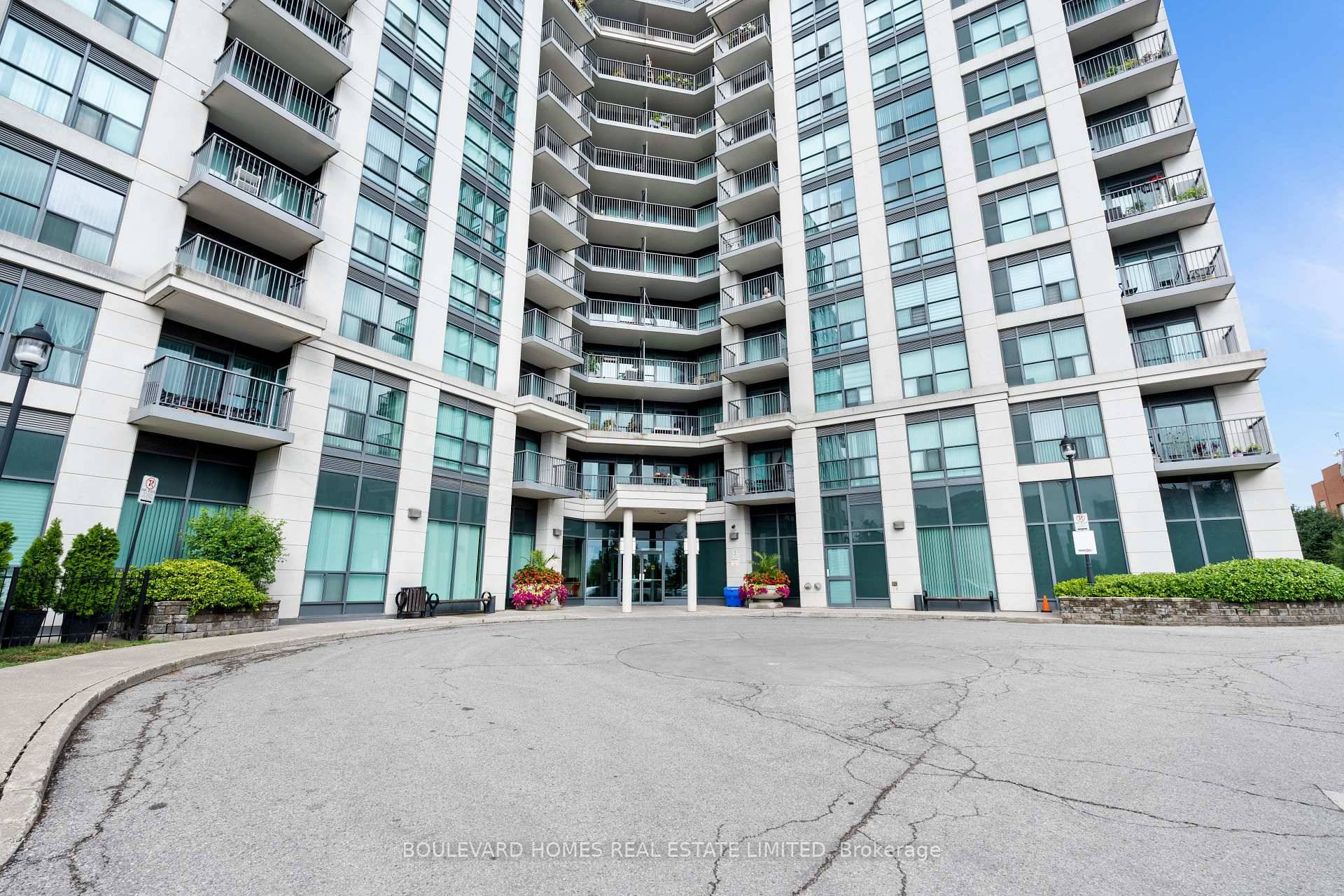 Spacious one bedroom, penthouse with walk in closet !