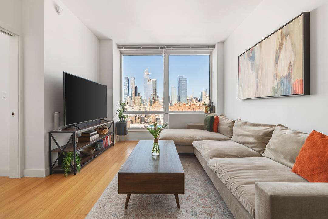 Welcome to Residence 1901 at the Caledonia, ideally situated in the heart of Chelsea.