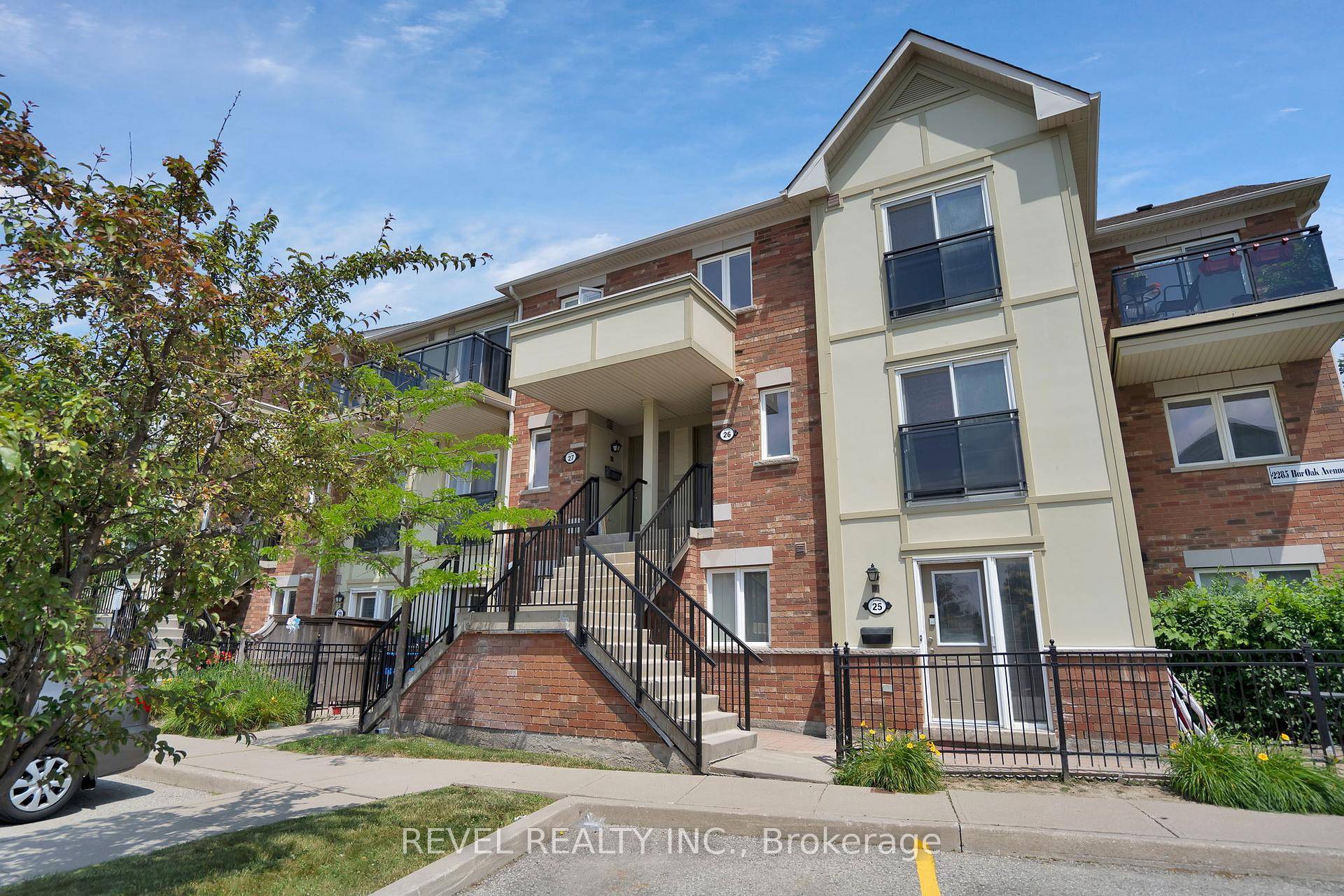 Beautifully Maintained 3 bed, 3 bath Upper Level End Unit Stacked Townhouse In The Heart Of Greensborough.
