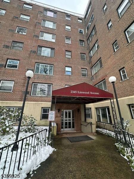 Well kept 2 bed 1 bath unit located in pet friendly building.