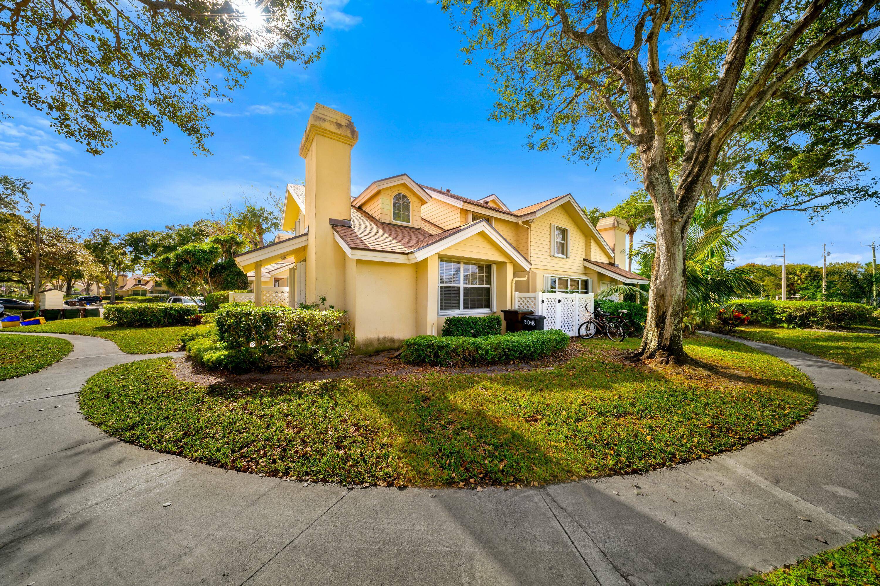 Come and take a look at this beautiful townhouse in Wellesley at Lake Clarke Shores.
