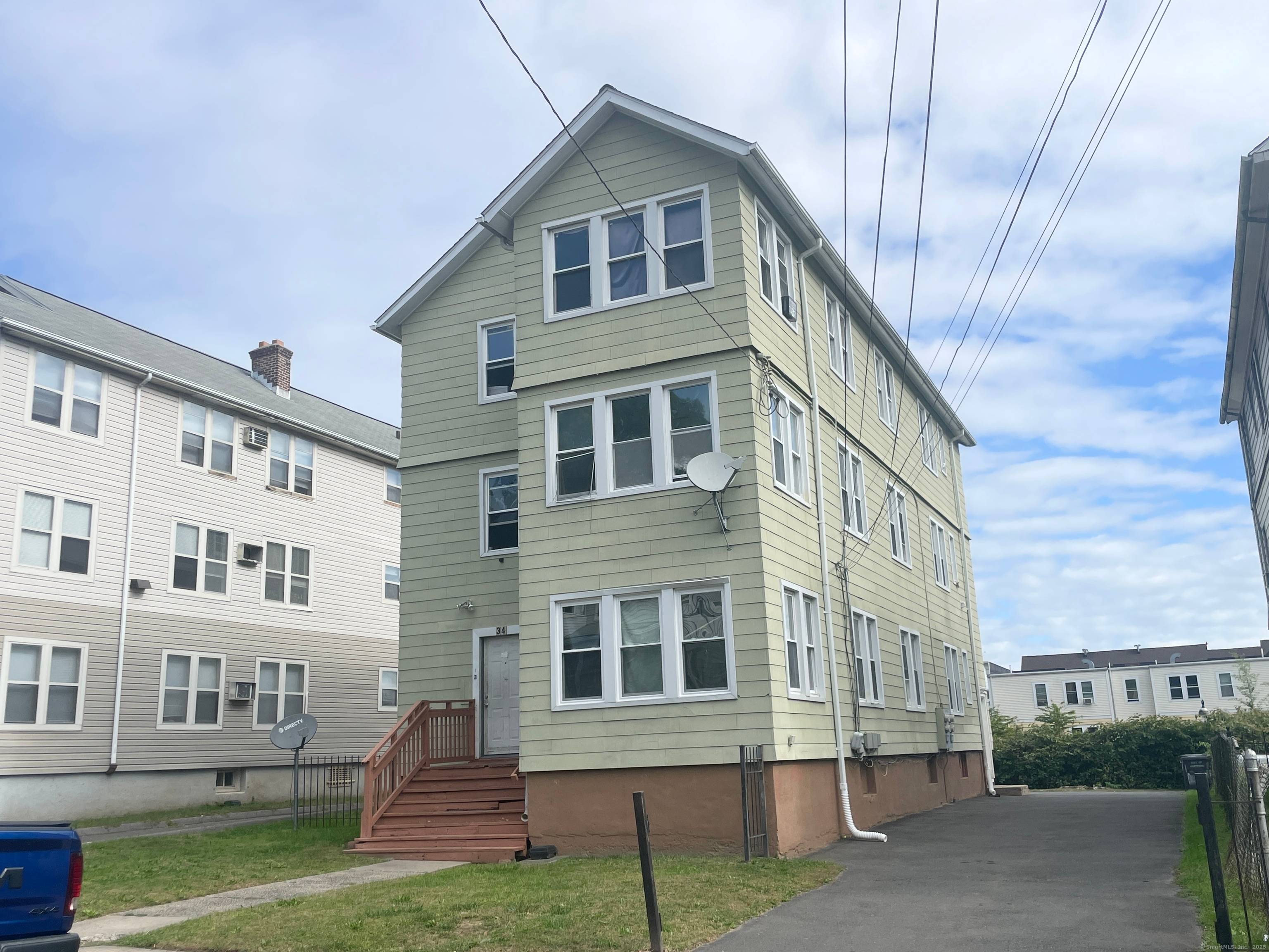 Well maintained multi family in the south end of Hartford.