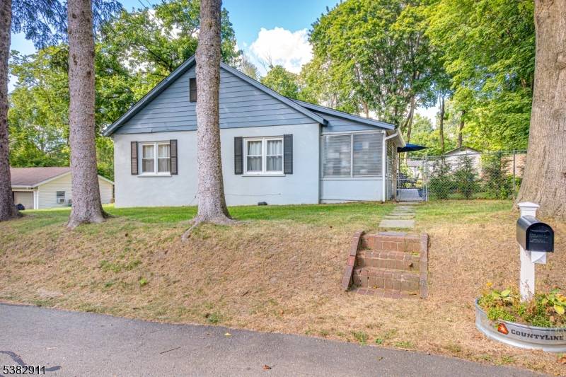 Welcome to this stunning 3 bedroom, 2.