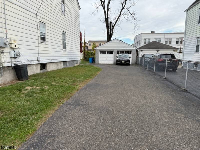Fantastic investment opportunity or owner occupant property offering great cash flow potential.