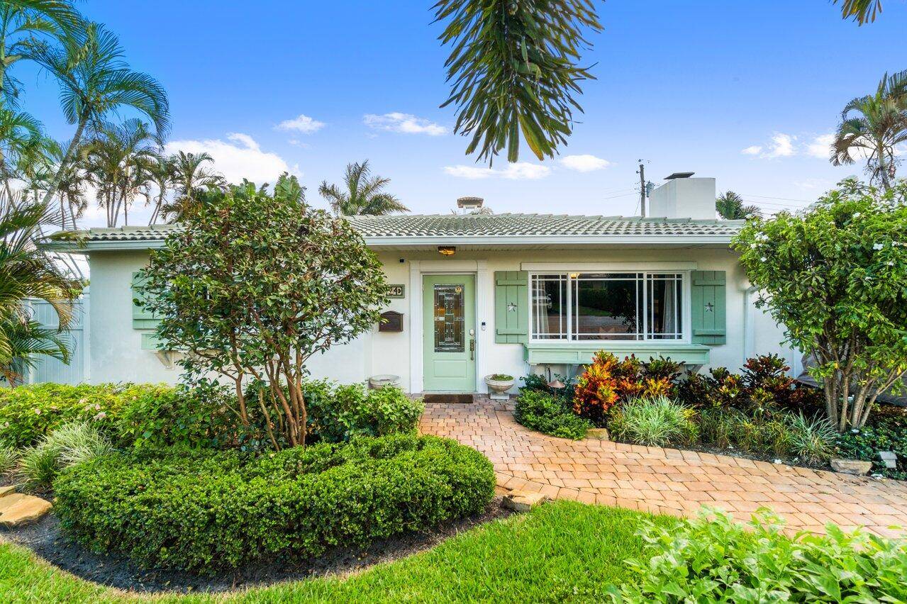 Single Family Delray Beach Pool Home now available for the 2025 2026 winter season !