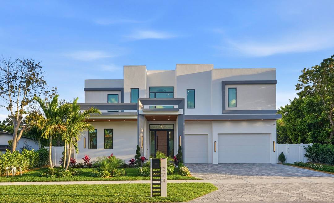 Welcome to Casa del Sole, an exceptional modern estate crafted by Yacov Development, where superior construction meets elevated design in the heart of Boca Villas.