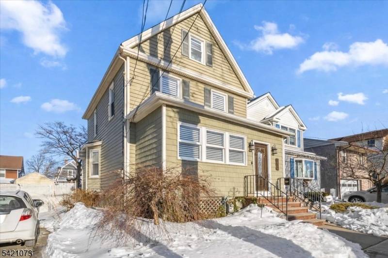 Easy NYC commute, flexible living space, and a private backyard ?