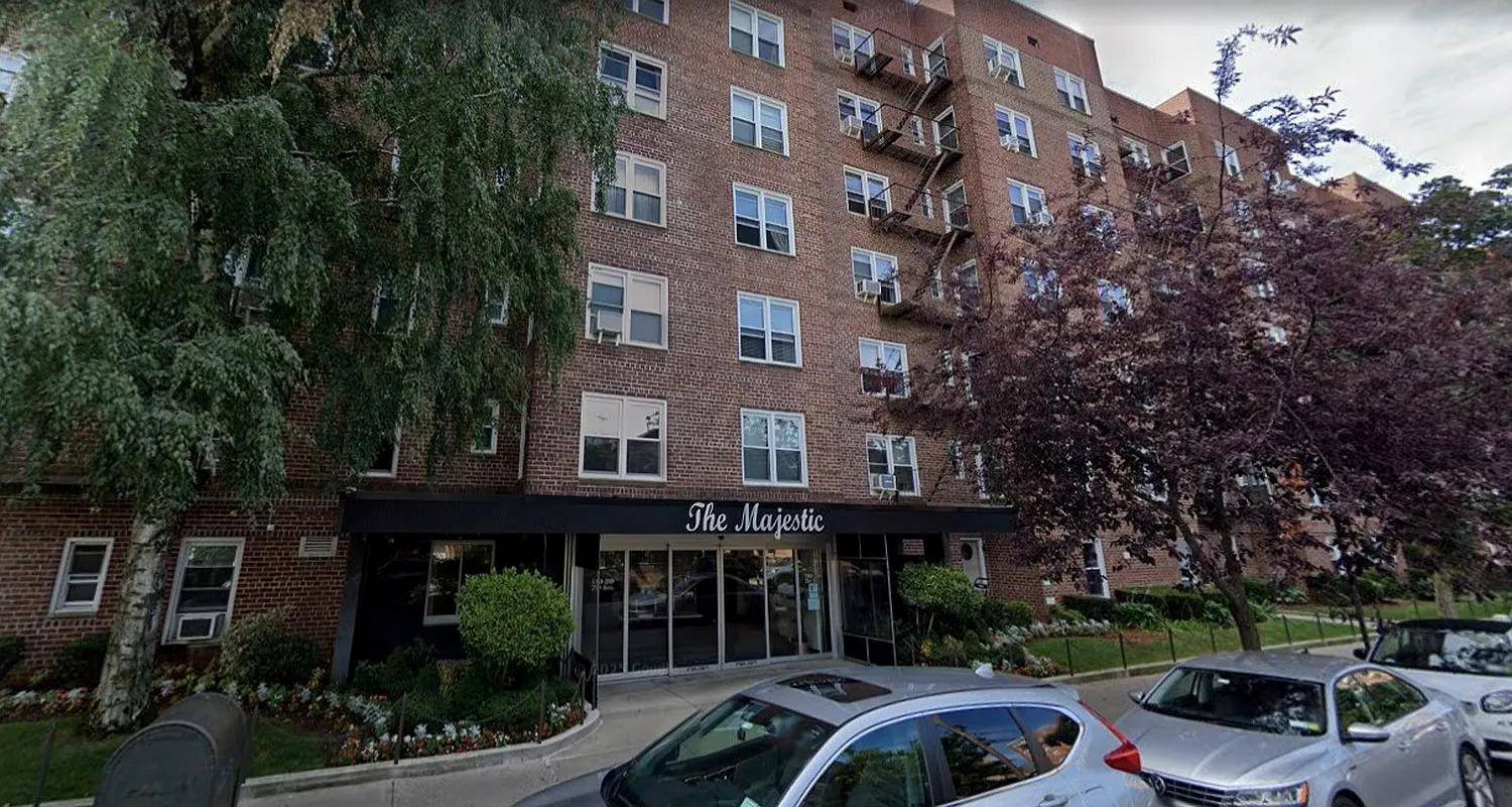 Quiet, Tree Lined Street in a Great Location 71st Ave, Fully Renovated JR4 Apartment.