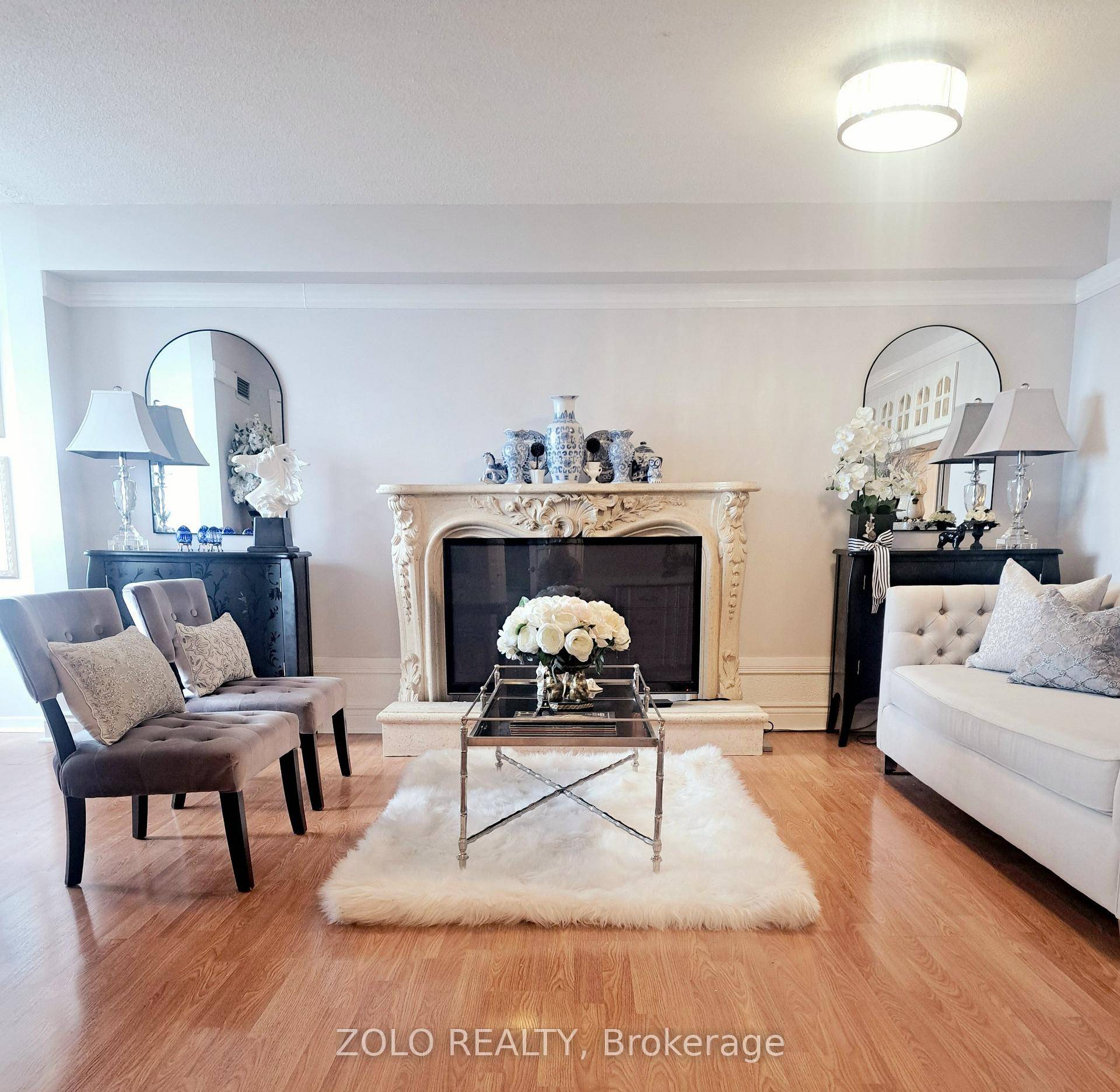 Welcome to this pristine, fully renovated, panoramic, south facing designer suite with breathtaking views of the lake and the city skyline from every room.