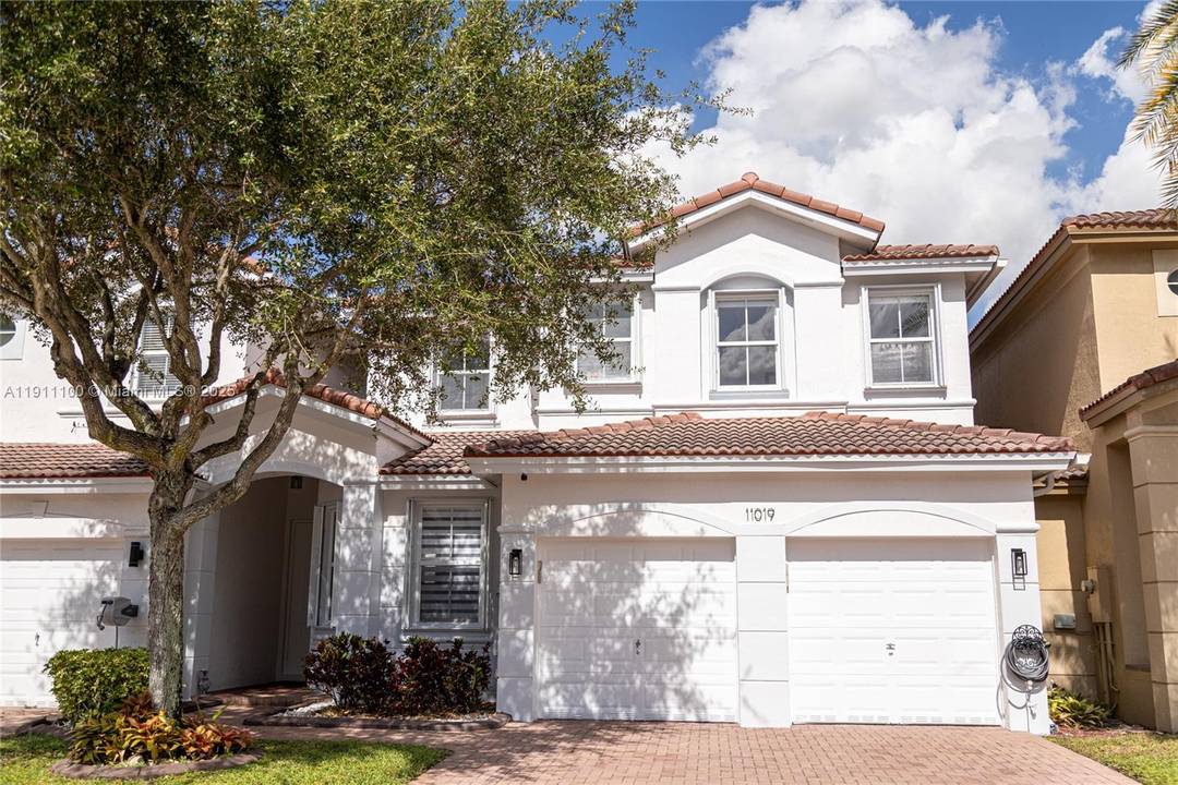 Welcome to your dream townhome in the heart of Doral !