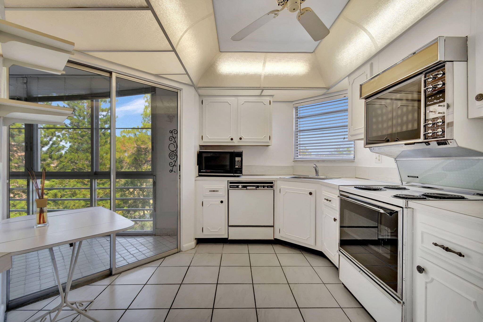Discover the potential of this clean and bright 2 bedroom, 2 bath condo !