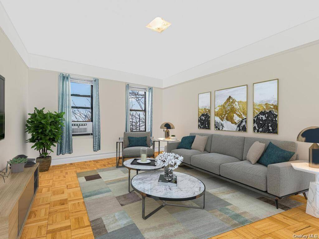This Pre war unit allows any owner to take advantage of the best of both worlds when it comes to city living.