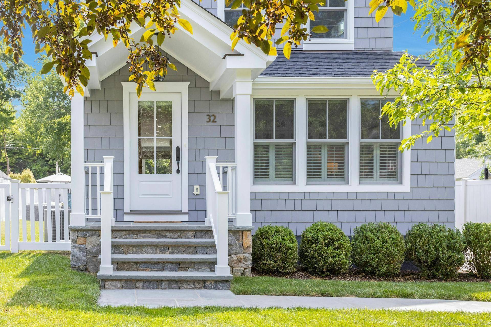 Stunning, immediate move in condition with all modern amenities !