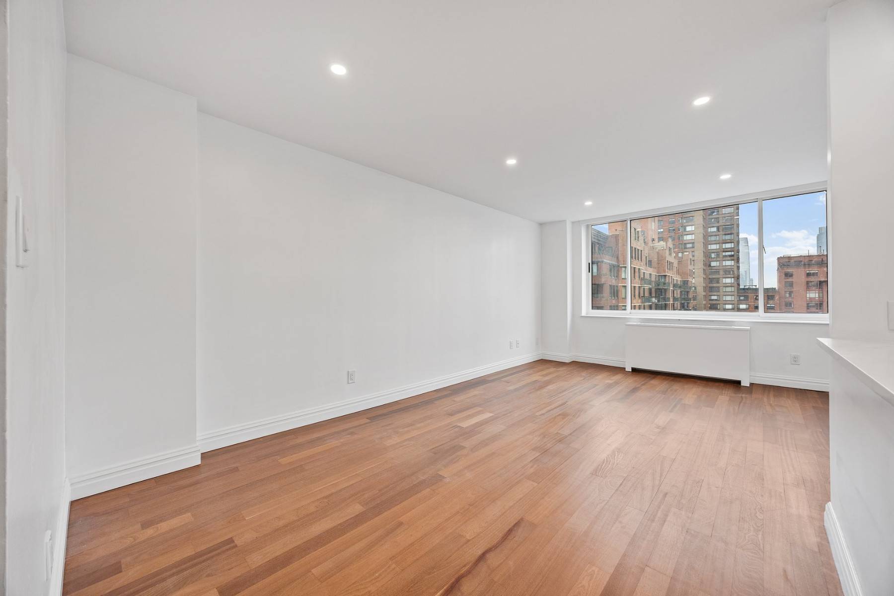 Welcome to 12G a fully renovated and spacious one bedroom apartment that has it all, including spectacular downtown views !