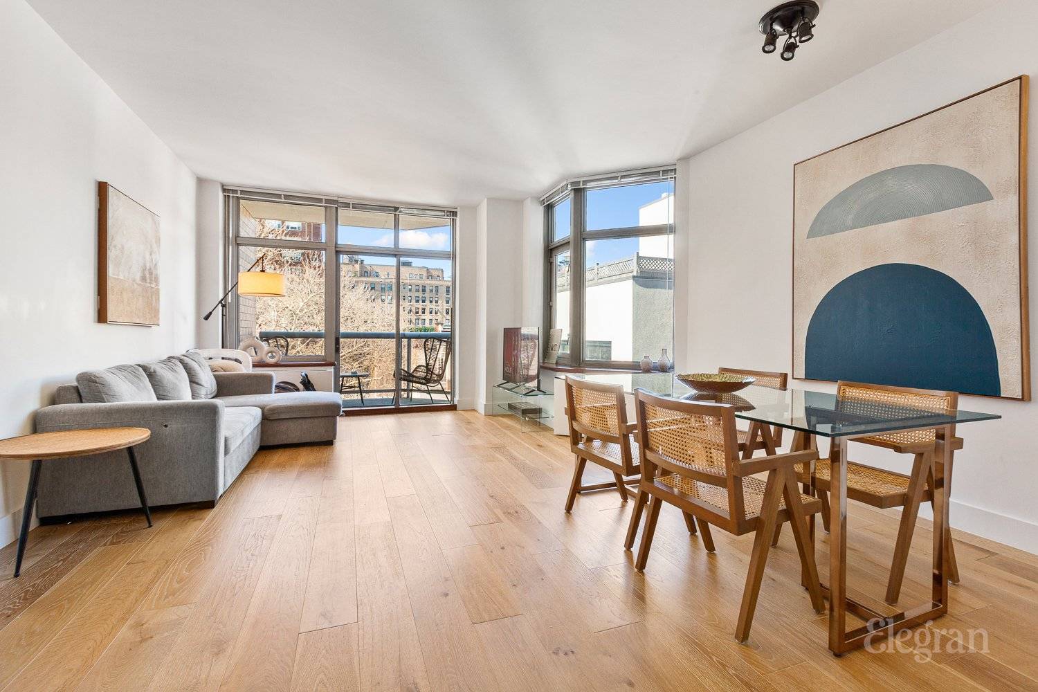 Modern Manhattan Living with Corner Views With the subway and Manhattan s best eateries right on its doorstep, this stunning corner apartment comes ready to deliver absolutely unrivaled city living ...